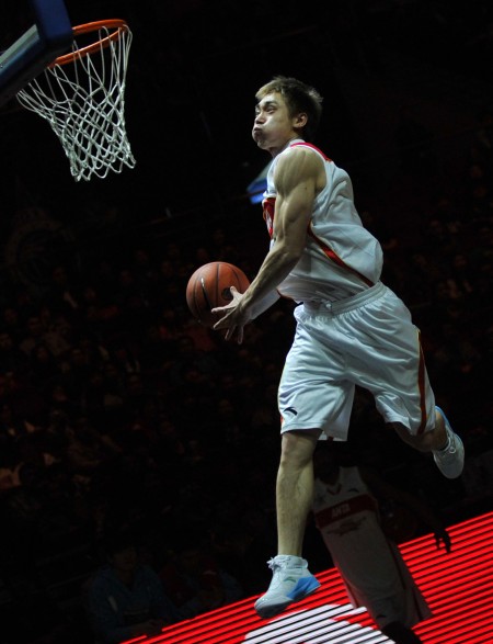 科尔赞斯潘塞：他的主教练终于意识到这小子真是个狠角色（科尔赞斯潘塞：主帅总算认清，这小伙是真硬茬）