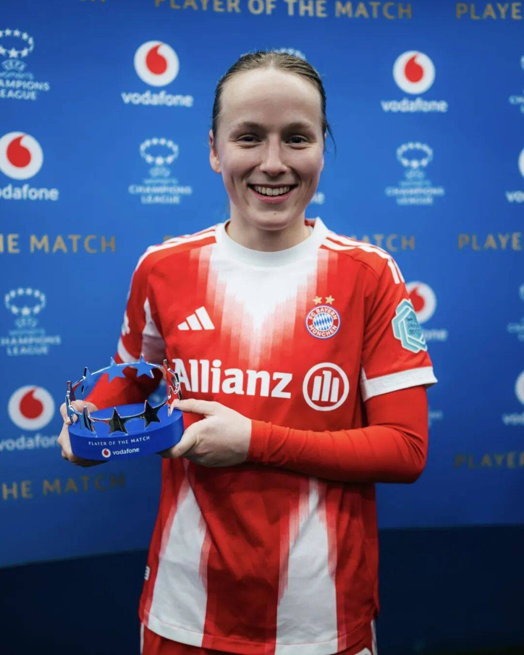 他带着伤坚持踢到最后（他忍痛作战踢到终场哨响）