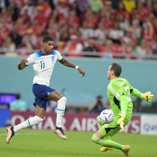 芒特传射建功当选最佳，曼联4比1大胜狼队（曼联4-1大胜狼队，芒特传射当选全场最佳）