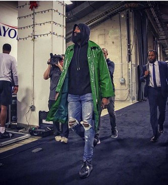 尤文航班延误，挪威当地球迷抓紧机会在机场与他们合影留念（尤文航班误点，挪威球迷趁机在机场合影）