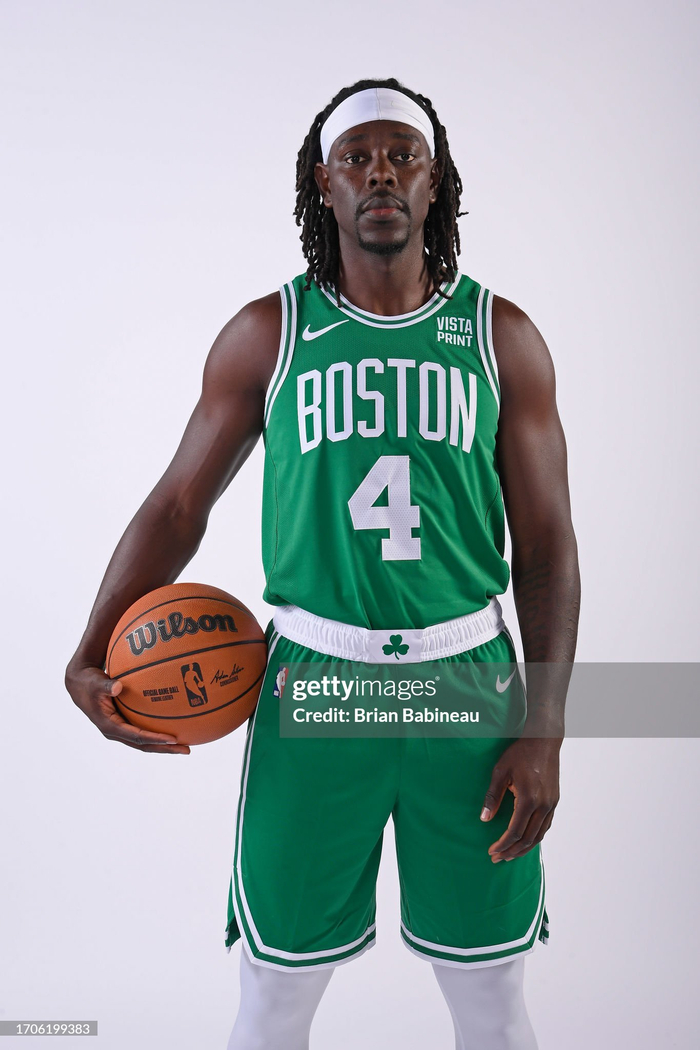 波兰媒体：莱万妻子经常分享跳交际舞的视频，引发了夫妻争吵（波媒称莱万妻子频晒交际舞视频，夫妻为此发生争执）