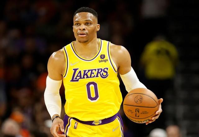 勇士年轻球员闪耀赛场（勇士小将赛场大放异彩）