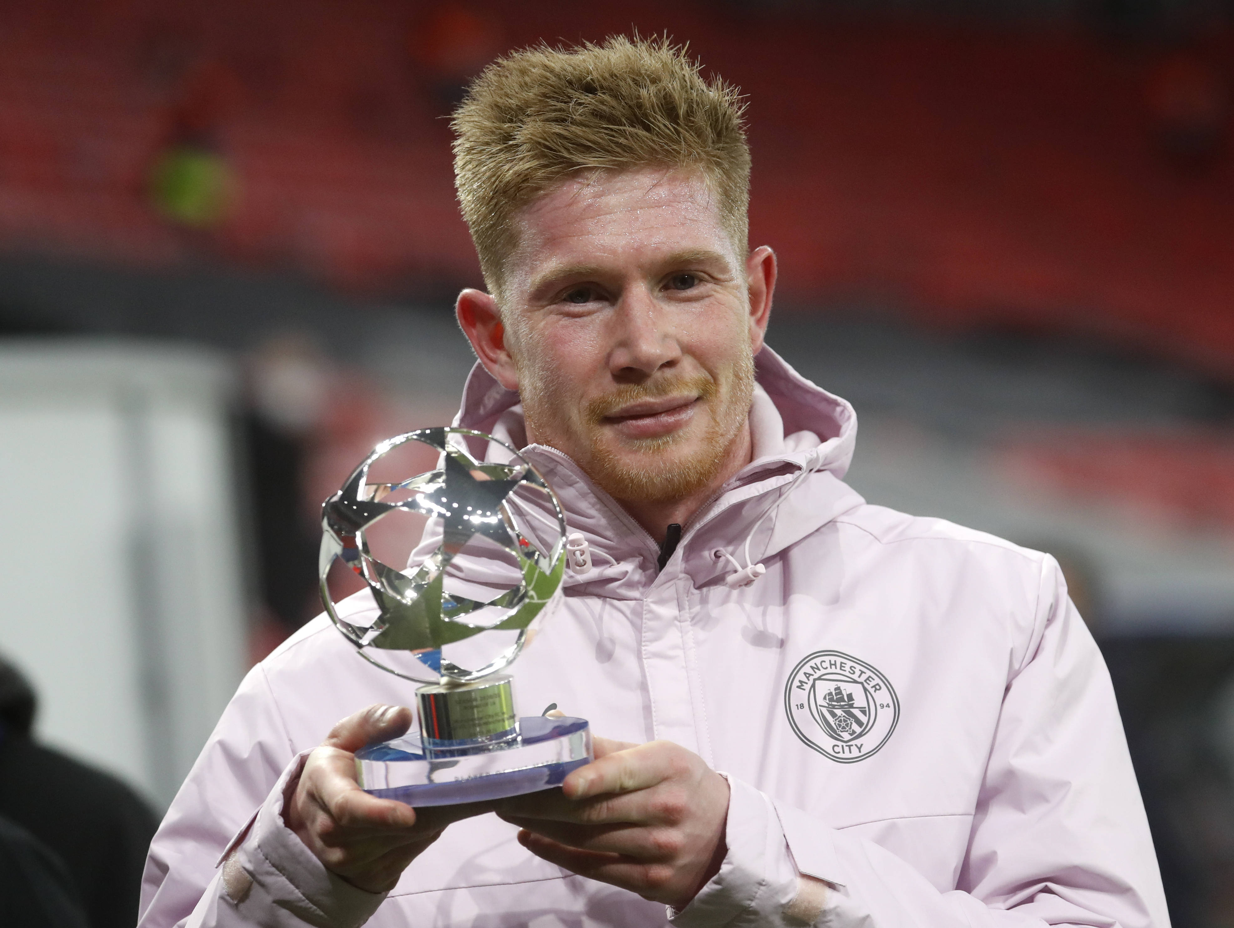 秀西班牙语，弗里克和记者开玩笑：搞什么，你们这些混蛋？（弗里克秀西班牙语与记者打趣：你们这是搞什么，伙计们？）