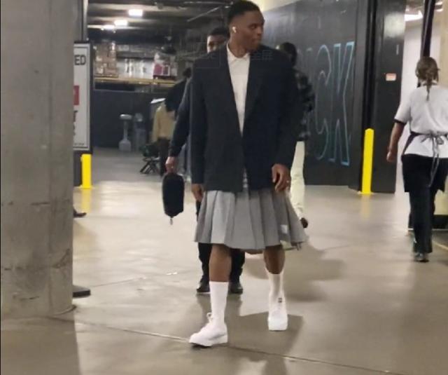 篮球湖人球员训练中展现惊人弹跳（湖人球员训练中上演惊人弹跳）