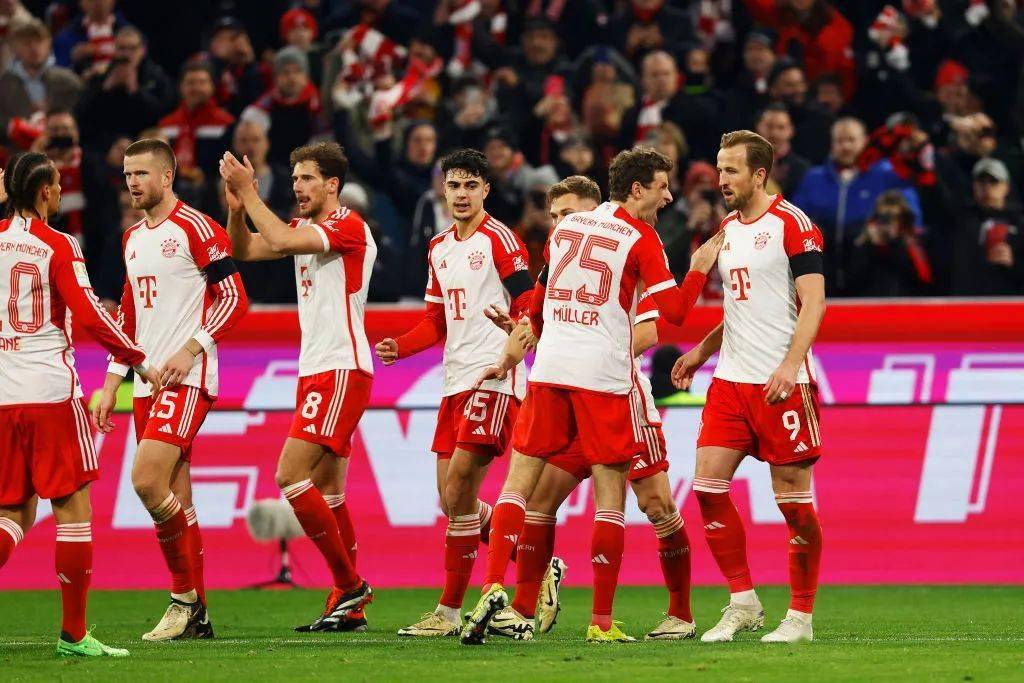 张琳艳赛后和凯莉交换球衣，后者直接把中国队球衣穿在身上（赛后张琳艳与凯莉互换球衣，凯莉当场披上中国队战袍）