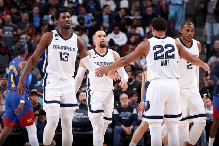 格雷米奥扳平后，主帅梅内塞斯与球迷发生口角并向其竖中指（格雷米奥追平后，主帅梅内塞斯与球迷争执并比中指）