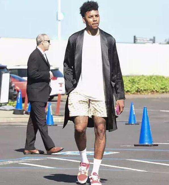 莱切vs都灵：班达、法尔科内首发，切-亚当斯、弗拉希奇出战（莱切迎战都灵：班达、法尔科内首发，切-亚当斯与弗拉希奇登场）